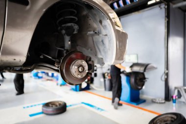 Otomobil tamirhanesinde araba tamiri ya da değiştirme