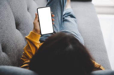 Cep telefonu ve aygıt beyaz ekran boş uzay akıllı telefonu kullanan kadın, kırpma yolu dahil