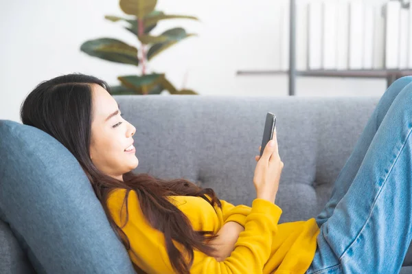 Lächelnd Schöne Asiatische Mädchen Entspannen Auf Einer Couch Hause Mit — Stockfoto