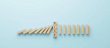 Risk yönetimi konsepti. Üst düzey ahşap blok, iş için domino etkisini durduruyor. 3d resimleme