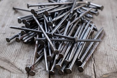 Tahtadaki demir çiviler.