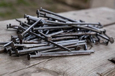 Tahtadaki metalik çivilerin yakın çekimi.