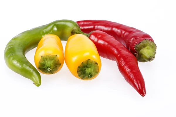 Alcune verdure di peperoncino isolato su sfondo bianco — Foto Stock