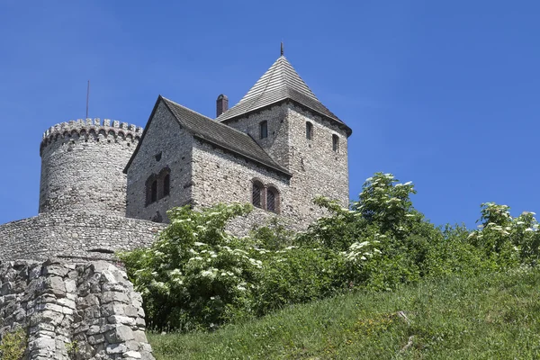 Bekijk op Bedzin kasteel in Polen op een achtergrond van blauwe hemel — Stockfoto