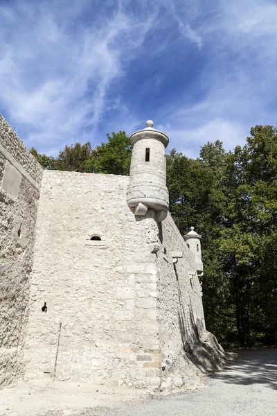 クラクフ、ポーランドの近くの Pieskowa スカラー城の防御的な壁 — ストック写真