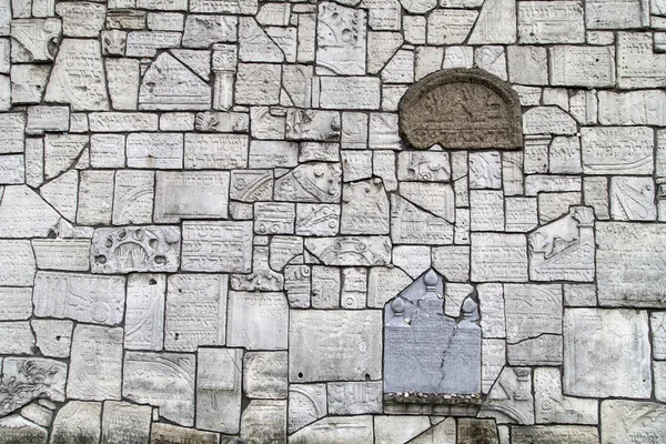 Mur des lamentations au cimetière Remuh construit avec des fragments de pierres tombales juives détruites par les nazis, Cracovie, Pologne . — Photo