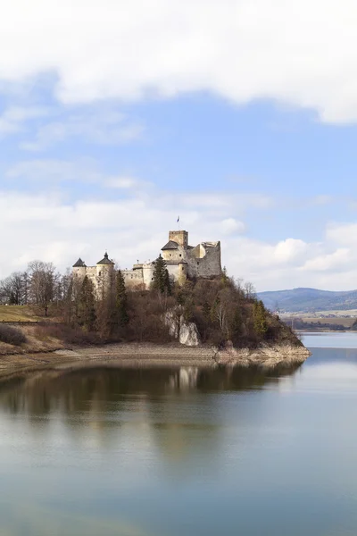 Castillo Niedzica del siglo XIV en el lago Czorsztyn en Polonia —  Fotos de Stock