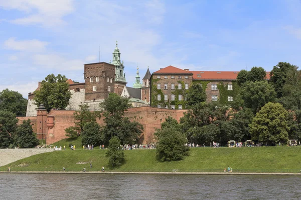 Vista del Castillo Real de Wawel y bulevares de Vístula . — Foto de Stock