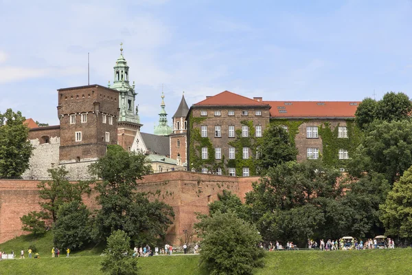 Vista del Castillo Real de Wawel y bulevares del Vístula, Cracovia —  Fotos de Stock