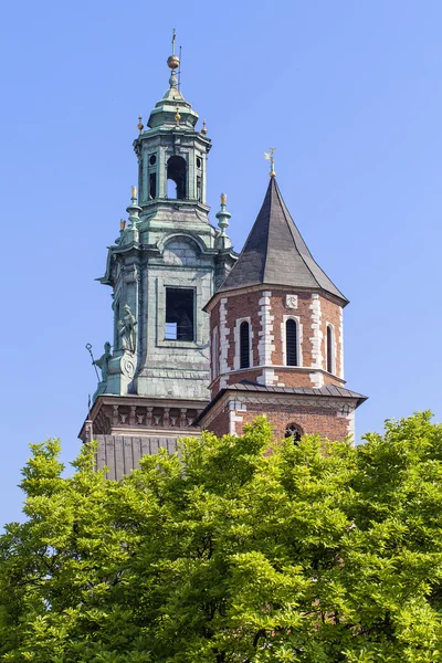 瓦维尔皇家城堡与银钟塔和钟楼，克拉科夫，波兰 — 图库照片