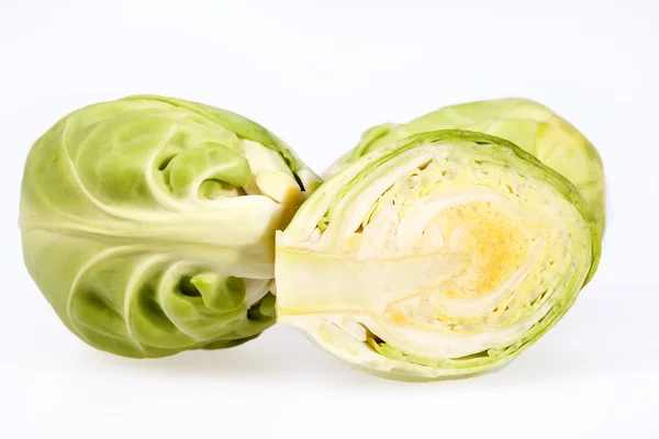 Algunas verduras de Bruselas brotan aisladas sobre fondo blanco — Foto de Stock