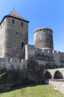 Witham Castle Polonya mavi gökyüzü bir arka plan üzerinde görüntüleyin