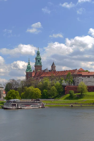 Prohlédni si na královský hrad Wawel a Vistula bulváry, Krakov, Polsko — Stock fotografie