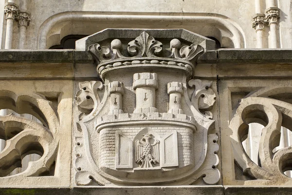 Герб Кракова - каменная резьба на Флорианских воротах в Кракове — стоковое фото