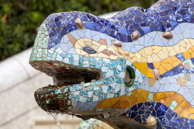 Gaudi çok renkli mozaik semender Park Guell, Barcelona, İspanya