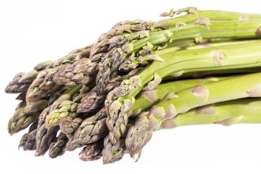 Beyaz arka plan üzerinde izole yeşil kuşkonmaz sebze yığını