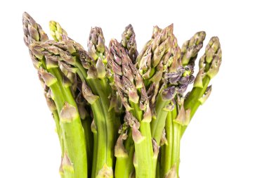 Beyaz arka plan üzerinde izole yeşil kuşkonmaz sebze yığını