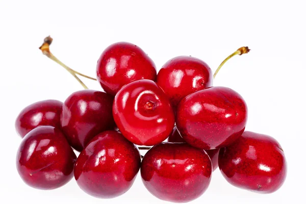 Amontonar frutos de cereza roja aislados sobre fondo blanco — Foto de Stock