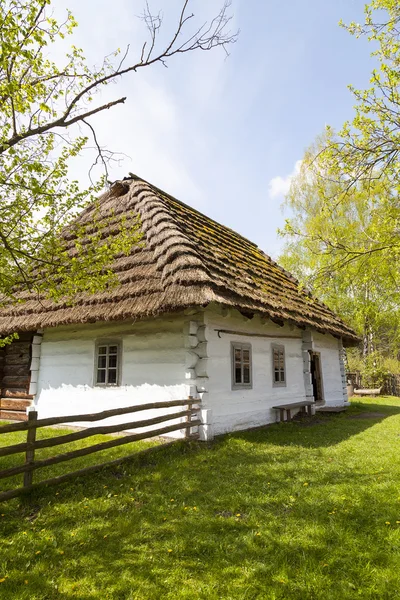 Vecchio cottage tradizionale in legno polacco nel museo all'aperto, Kolbuszowa, Polonia — Foto Stock