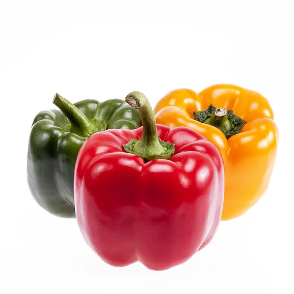 Некоторые овощи красочные перцы изолированы на белом фоне — стоковое фото