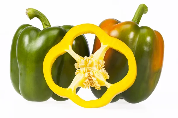 Alcune verdure di pepe giallo e verde isolate su fondo bianco — Foto Stock