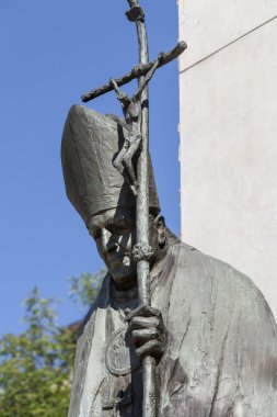 Sunak üç bin yıl St. John Paul II, kilise üzerinde Skalka, Krakow, Polandand bronz heykeli