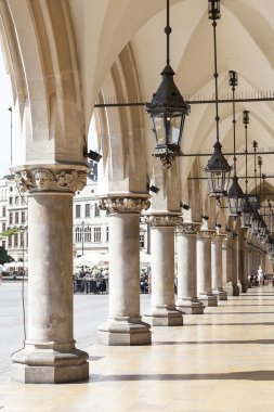 Cloth Hall Main Market Square güneşli gün, Krakow, Polonya
