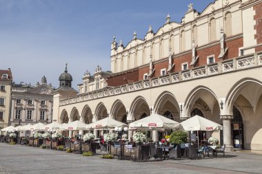 Cloth Hall Main Market Square güneşli gün, Krakow, Polonya