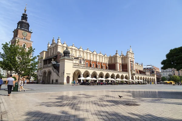 A Posztócsarnok a Main Market Square, napsütéses napon, Krakkó, Lengyelország — Stock Fotó