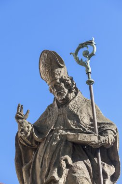 18. yüzyıl Barok heykeli Bishop St Stanislaus, kilise üzerinde Skalka, Krakow, Polonya