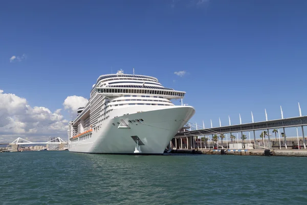 Bateau de croisière moderne à Port Vell Barcelone, Espagne — Photo