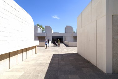 Turistler binanın Joan Miro Vakfı, Barselona, İspanya, terasta