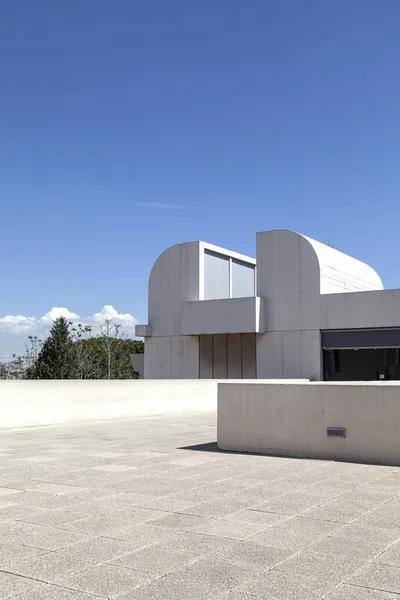 Βεράντα του κτιρίου Joan Miro ίδρυμα σε μια ηλιόλουστη ημέρα, Βαρκελώνη, Ισπανία — Φωτογραφία Αρχείου
