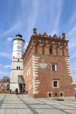 Piyasada Sandomierz Belediye Binası ile güneşli gün, Sandomierz görüntüleyin.