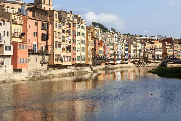 Bunte Häuser am Fluss Onyar und der Prinzessinnenbrücke, Girona, Spanien — Stockfoto