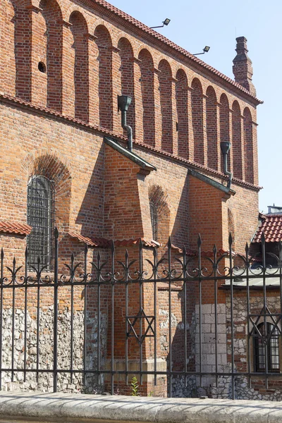 Antigua sinagoga en el barrio judío de Cracovia, Polonia — Foto de Stock