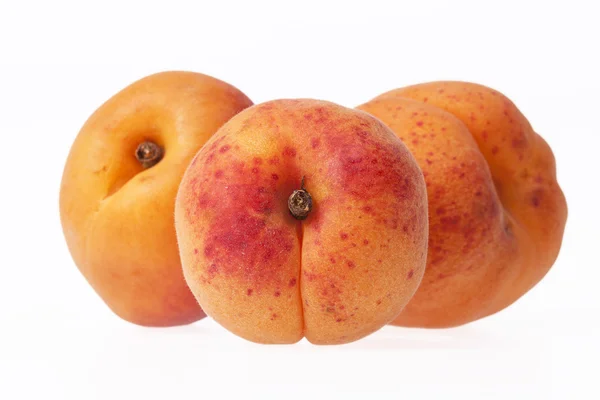 Seluruh buah matang aprikot terisolasi pada latar belakang putih, dekat — Stok Foto