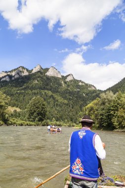  Dunajec River Gorge. Tekne rafting görüntülemek.