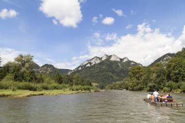  Dunajec River Gorge. Tekne rafting görüntülemek.