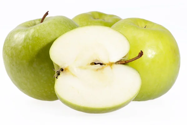 Некоторые плоды зеленого яблока изолированы на белом фоне — стоковое фото