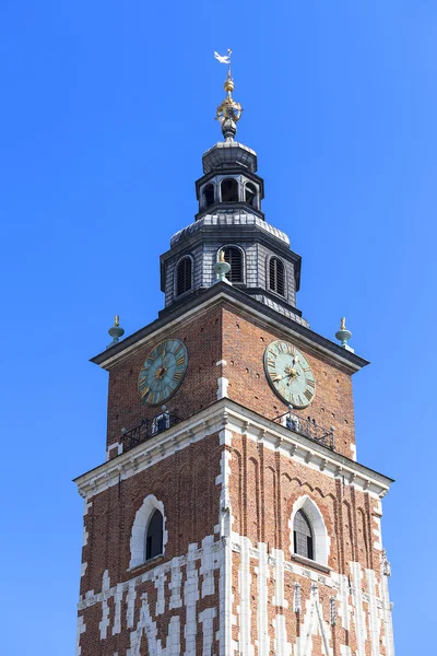 Torre del ayuntamiento en la plaza principal del mercado sobre fondo azul cielo, Cracovia, Polonia — Foto de Stock