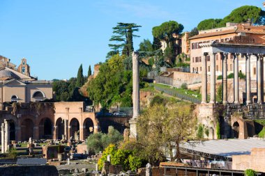 Forum Romanum, birkaç önemli antik binanın kalıntıları, Satürn Tapınağı 'nın bir parçası, Roma, İtalya
