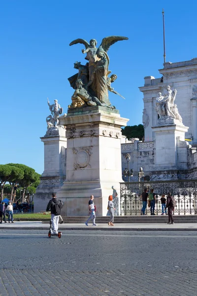 意大利罗马 2020年10月8日 朱利奥 蒙特韦尔德 Giulio Monteverde 在威尼斯广场维克多 伊曼纽尔二世纪念碑 Victor Emmanuel — 图库照片