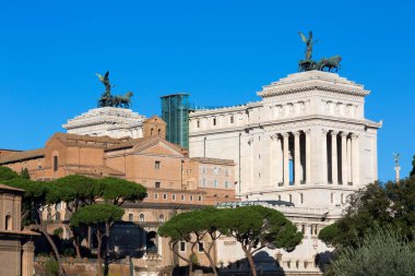 Venedik Meydanı 'ndaki Victor Emmanuel II Anıtı (Monumento Nazionale a Vittorio Emanuele II). Propylaea, Roma, İtalya 'nın tepesindeki Birlik Quadriga' sı