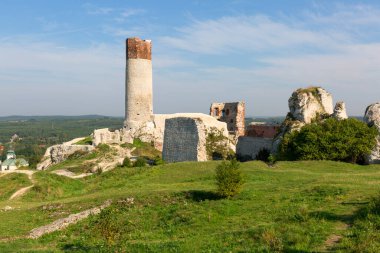 Polonya 'nın Jurassic Highland, Olsztyn, Silezya, Polonya' daki Ortaçağ Gotik Kalesi kalıntıları
