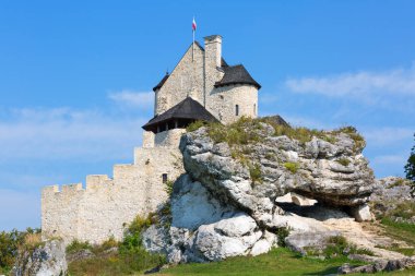 Bobolice Şatosu, Silezya, Polonya - 16 Eylül 2020: Polonya Jurassic Highland, Lasecki Gate 'de yer alan Ortaçağ kraliyet Bobolice Kalesi