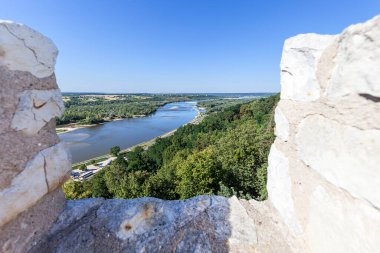 14. yüzyıl Kazimierz Dolny Kalesi harabeleri, savunma kalesi, Vistula Nehri manzarası, Poland. Bina aşağı kale ve kuleden oluşuyor.