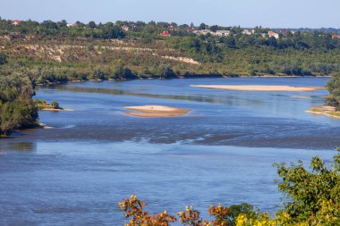 Güneşli bir yaz gününde, Vistula nehri, kumlu sığ sularda, Kazimierz Dolny, Polonya. Vistula Nehri 1.047 kilometre uzunluğuyla Polonya 'nın en uzun ve en büyük nehridir.