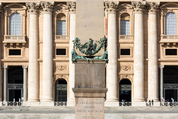 梵蒂冈 意大利罗马 2020年10月9日 圣彼得广场 圣彼得大教堂和埃及方尖碑 由于Covid 19禽流感大流行 很少有游客带着防护面罩 — 图库照片