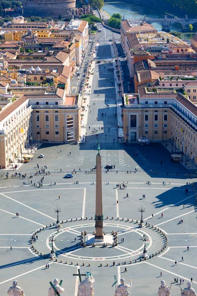 意大利罗马梵蒂冈 2020年10月9日 从圣彼得大教堂的穹顶俯瞰Sait Peter Square和埃及方尖碑 由于Covid 19禽流感大流行 游客很少 — 图库照片